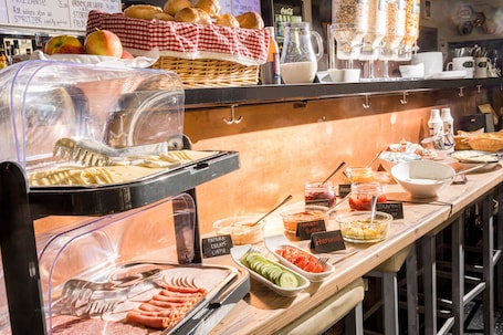 每日供应自助式早餐(每人 EUR 12.00)