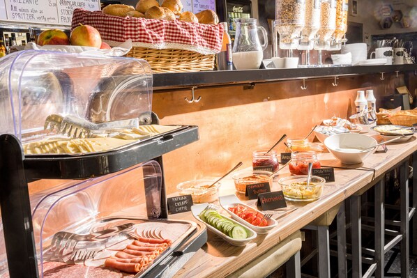 Sarapan prasmanan setiap hari (EUR 12.00 per orang)