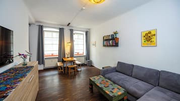 Classic Condo, 1 Bedroom, Non Smoking, Kitchen | Living room | Books