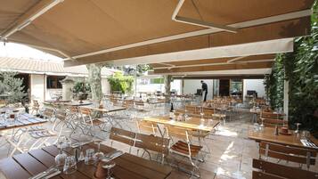 Breakfast, lunch, dinner served; French cuisine