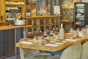 Petit déjeuner, déjeuner et dîner servis sur place
