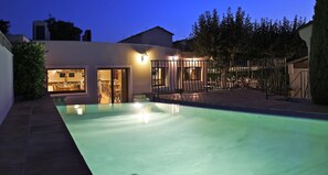 En säsongsöppen utomhuspool