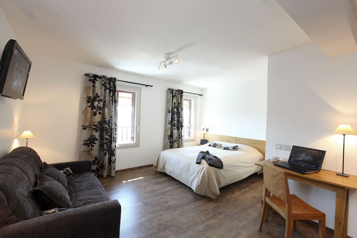 Superior Quadruple Room | Desk, blackout curtains, soundproofing, iron/ironing board (on request)