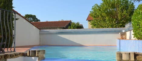 Una piscina al aire libre de temporada