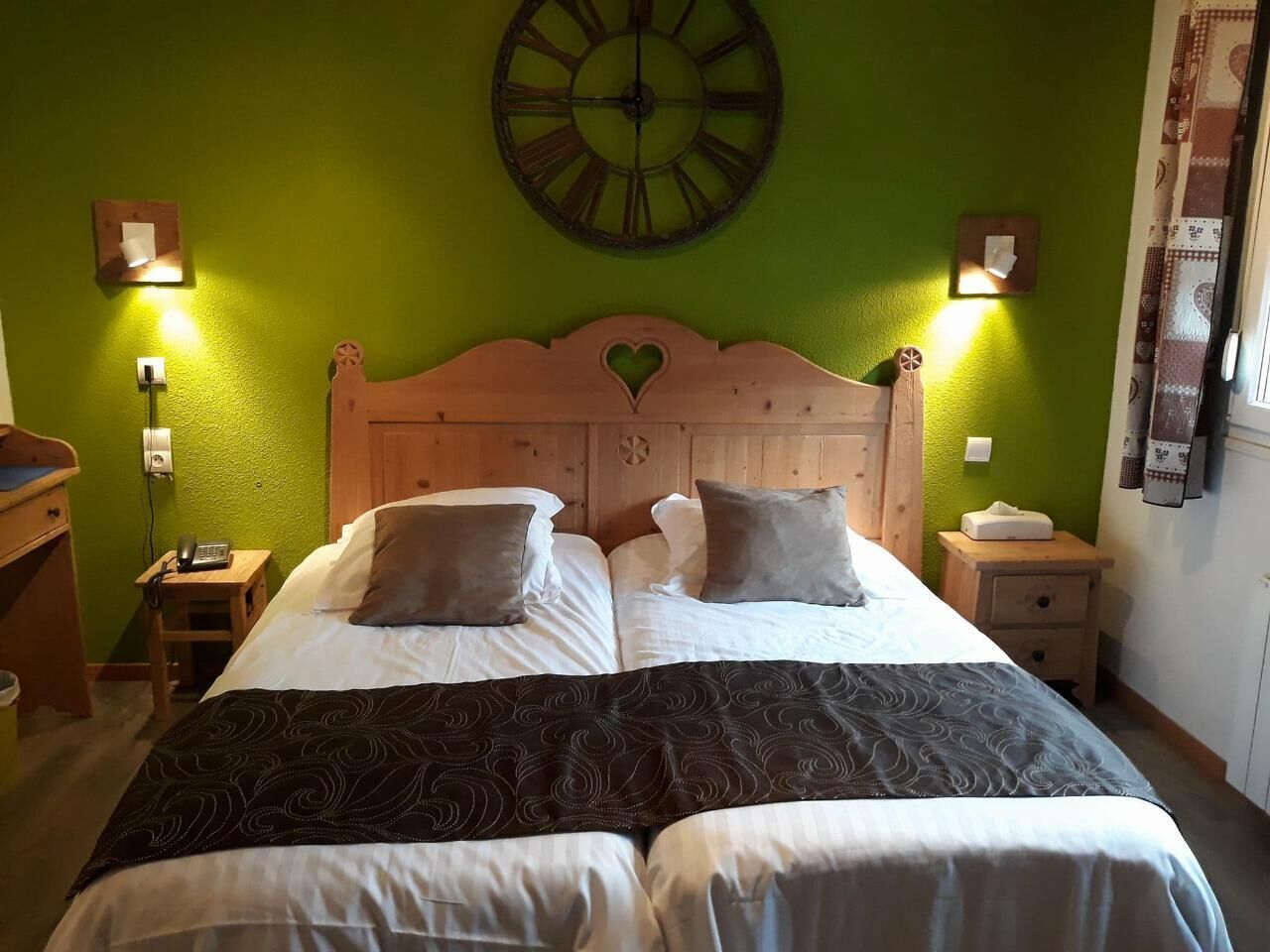 standard twin room | in-room safe, desk, soundproofing, free wifi