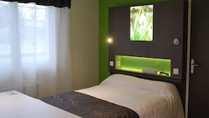 A hotel room with a bed, a green accent wall, a small window, and a door. - Hôtel Restaurant Au Perce Neige (Bonnetage)