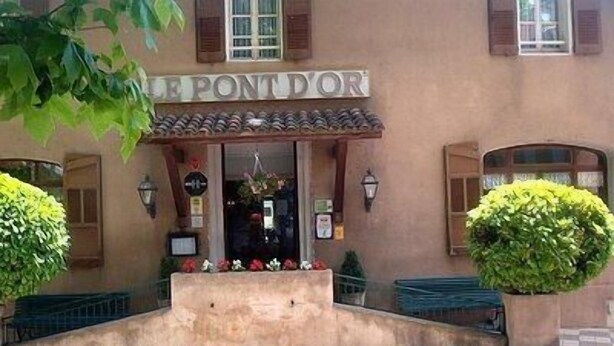 A building with a sign reading "LE PONT D'OR". - Le Pont d'Or (Barjols)