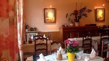 Se sirven comidas, cenas y cocina francesa