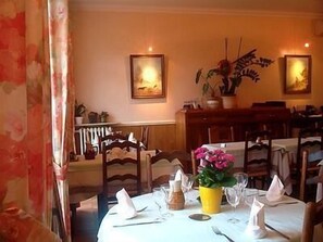 Déjeuner et dîner servis sur place, spécialités Cuisine française