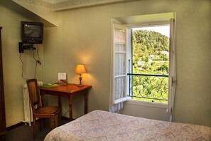 Bureau, rideaux occultants, fer et planche à repasser