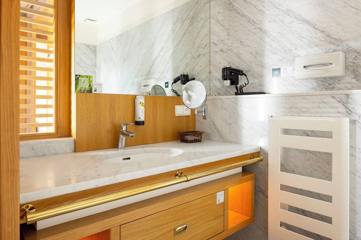 comfort double room | bathroom | free toiletries, hair dryer, towels