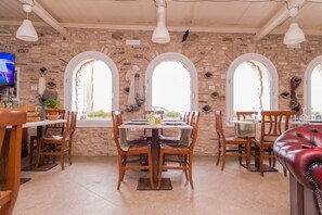 Breakfast, lunch, dinner served; Mediterranean cuisine, beach views  - Albergo Residence Villa a Mare (Rodi Garganico)