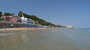 Privatstrand in der Nähe, Liegestühle, Sonnenschirme, Windsurfen