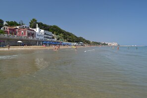 Private beach nearby, sun-loungers, beach umbrellas, windsurfing - Albergo Residence Villa a Mare (Rodi Garganico)