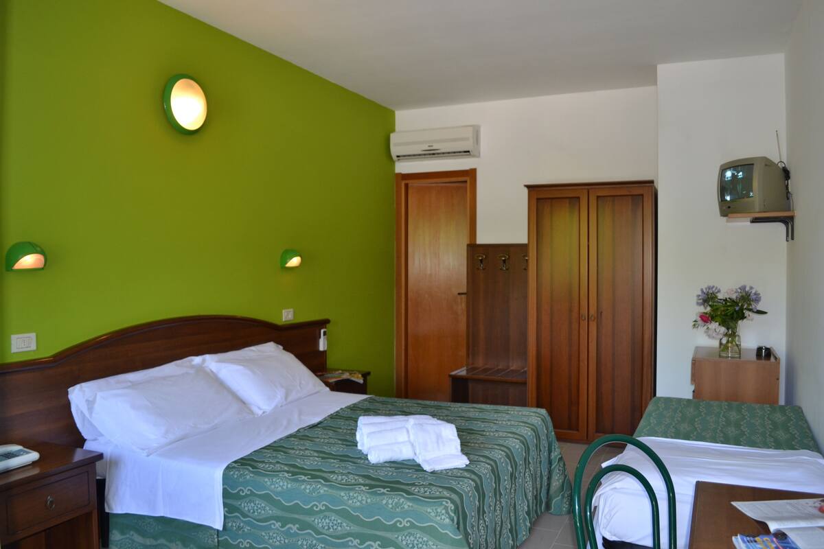 Matelas Select Comfort, minibar, coffres-forts dans les chambres