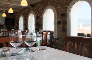 Se sirven desayunos, comidas y cocina mediterránea con vista a la playa