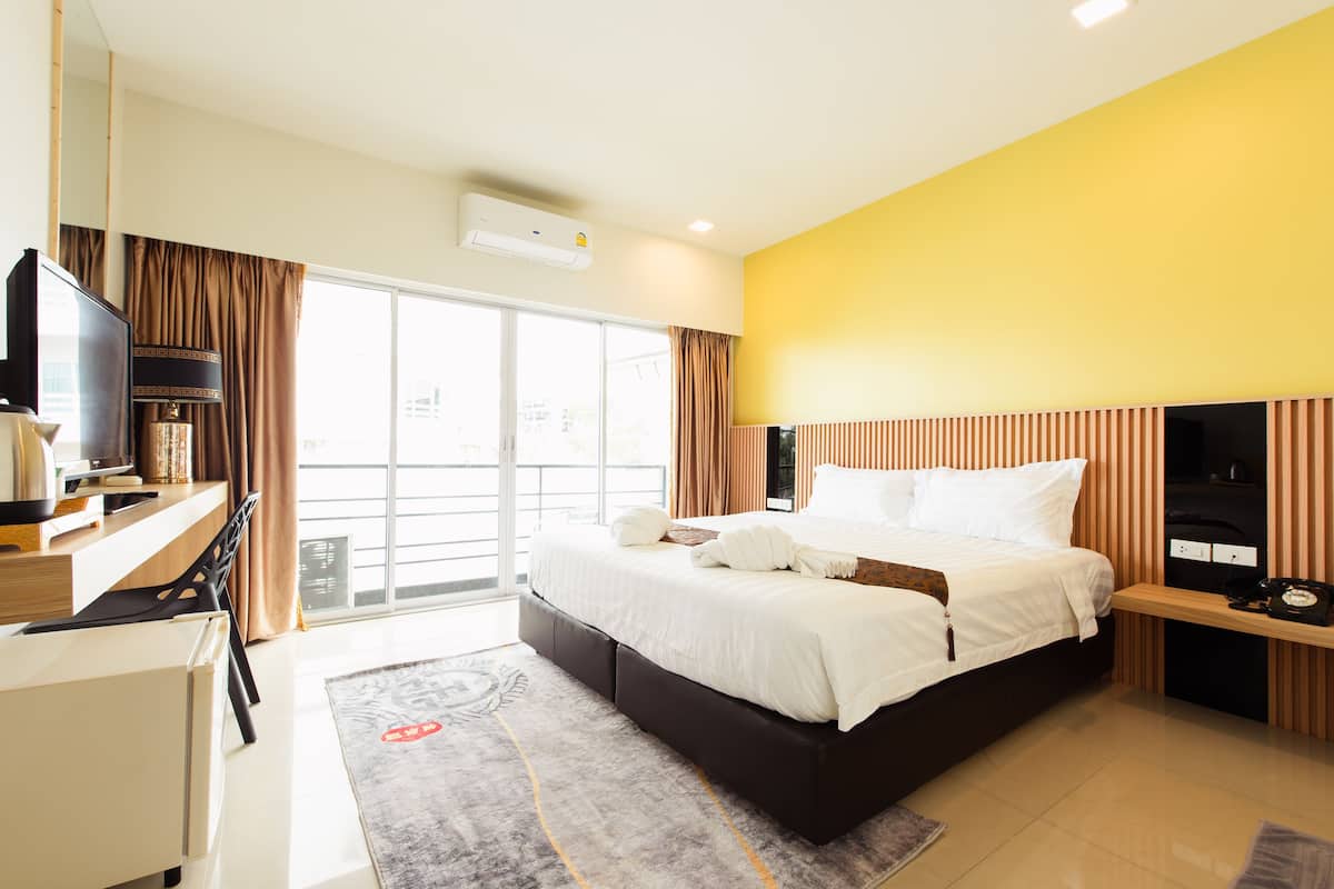 Deluxe Room, Balcony (Non-smoking) | ตู้นิรภัยในห้องพัก, โต๊ะทำงาน, เตารีด/โต๊ะรีดผ้า, Wi-Fi ฟรี