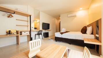 Een kluis op de kamer, een bureau, een strijkplank/strijkijzer