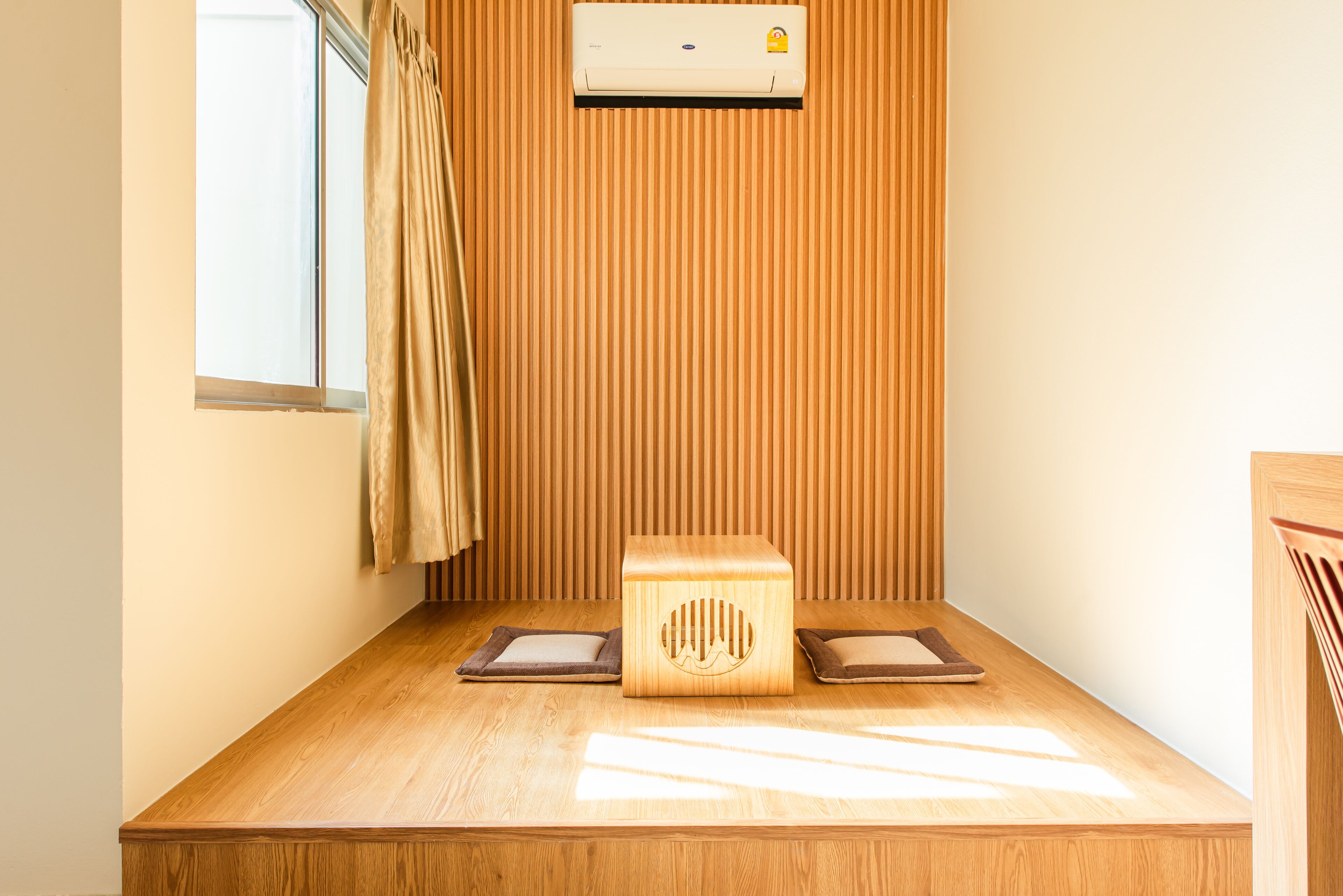 Deluxe Room (Non-smoking) | Opholdsområde | LCD-tv