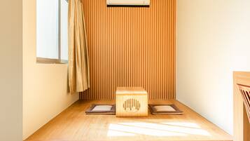 Deluxe Room (Non-smoking) | Zona de estar | Una televisión LCD