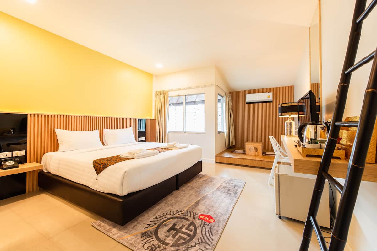 Deluxe Room (Non-smoking) | ตู้นิรภัยในห้องพัก, โต๊ะทำงาน, เตารีด/โต๊ะรีดผ้า, Wi-Fi ฟรี