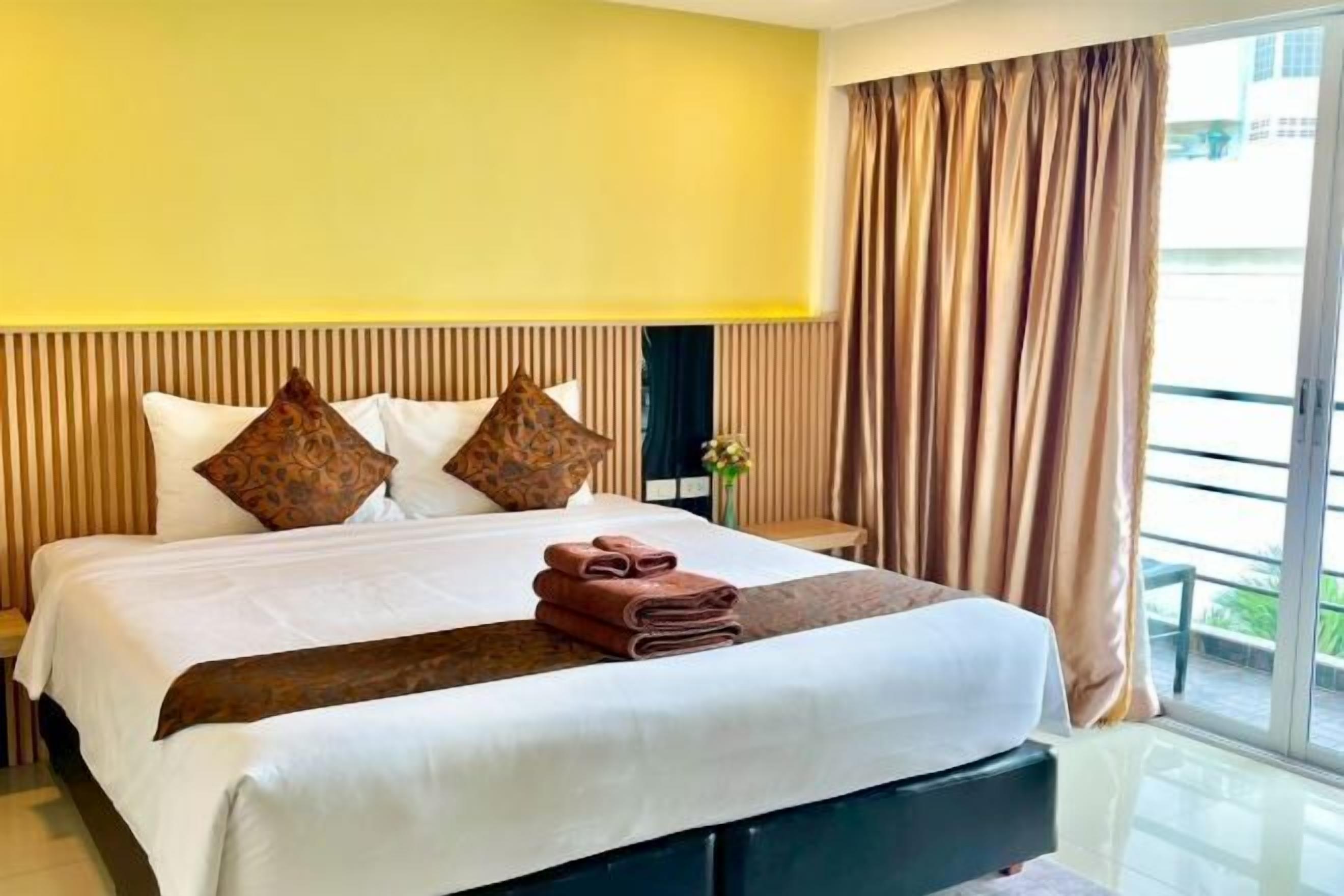 Caja de seguridad en la habitación y escritorio 