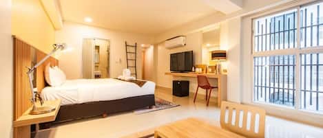 Golden Suite with Balcony | セーフティボックス (室内)、デスク、アイロン / アイロン台、WiFi (無料)