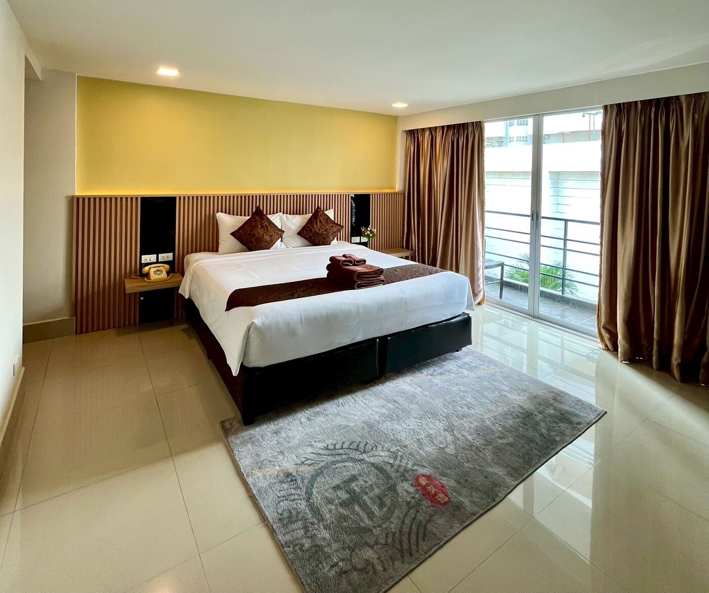 Golden Suite with Balcony | Pengeskab på værelset, skrivebord, strygejern/strygebræt, gratis Wi-Fi