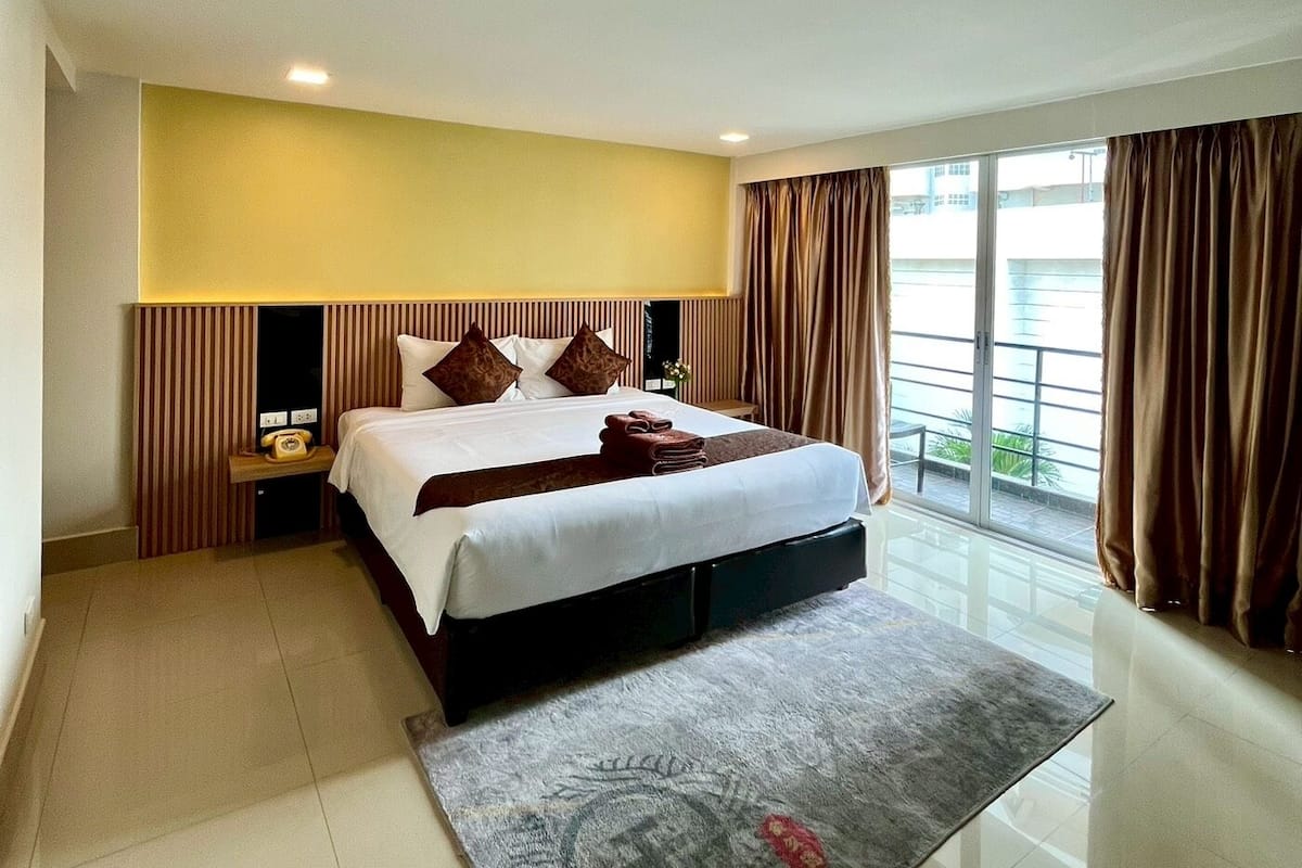 Golden Suite with Balcony | ตู้นิรภัยในห้องพัก, โต๊ะทำงาน, เตารีด/โต๊ะรีดผ้า, Wi-Fi ฟรี
