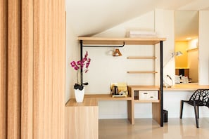 Golden Room (Non-smoking) | Két bảo mật tại phòng, bàn, bàn ủi/dụng cụ ủi quần áo 
