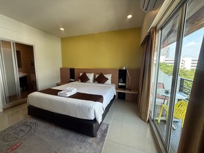 Golden Suite with Balcony | Caja de seguridad en la habitación y escritorio 