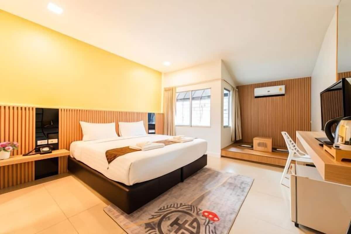 In-room safe, desk, iron/ironing board, free WiFi