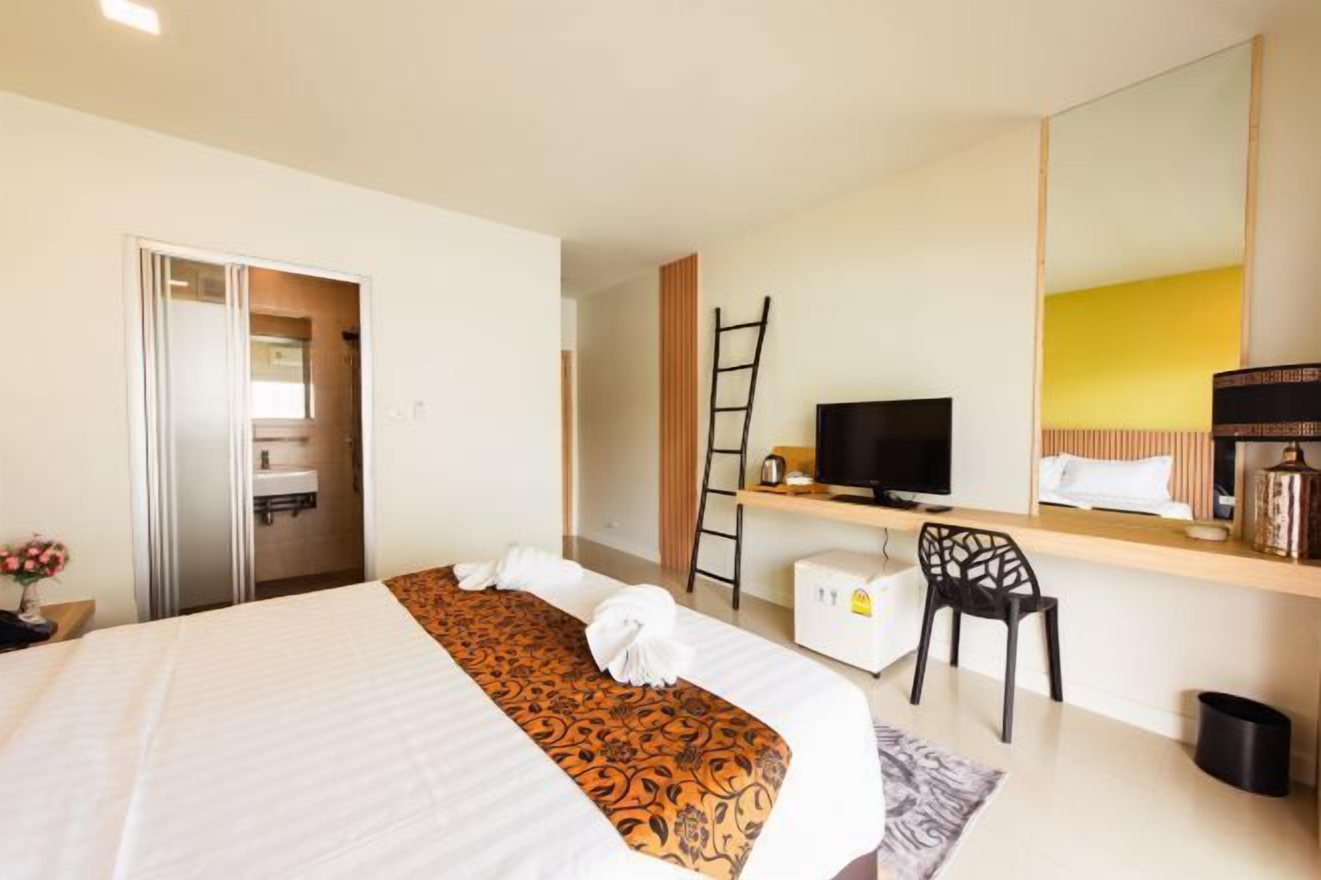 Safe på rommet, skrivebord, strykejern/-brett og wi-fi (inkludert)