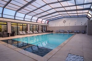 Indoor pool, outdoor pool, pool umbrellas, pool loungers - Kyriad Prestige Lyon Est - Saint Priest Eurexpo Hotel and Spa (Saint-Priest)