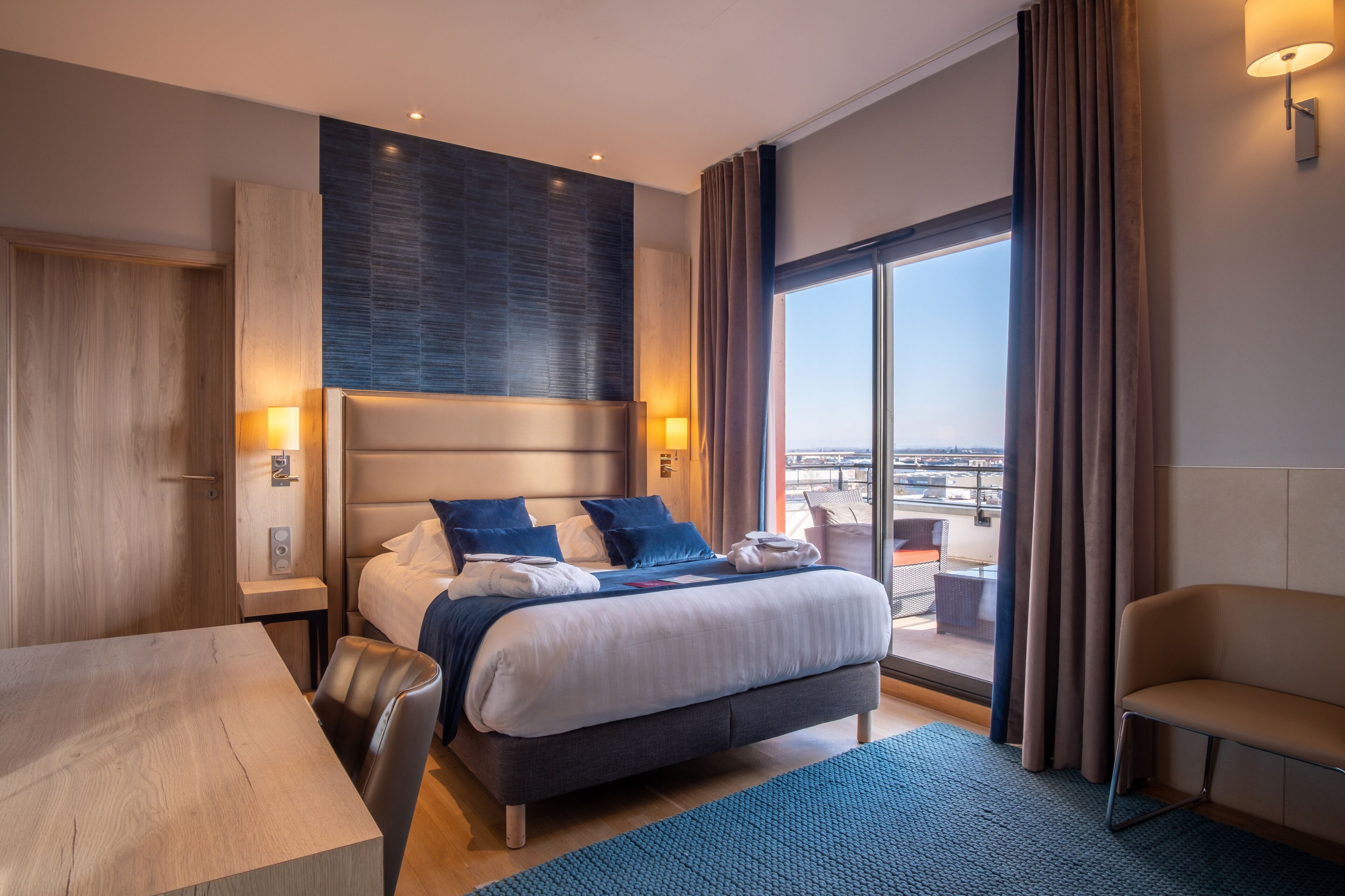 Pillowtop beds, in-room safe, desk, blackout drapes