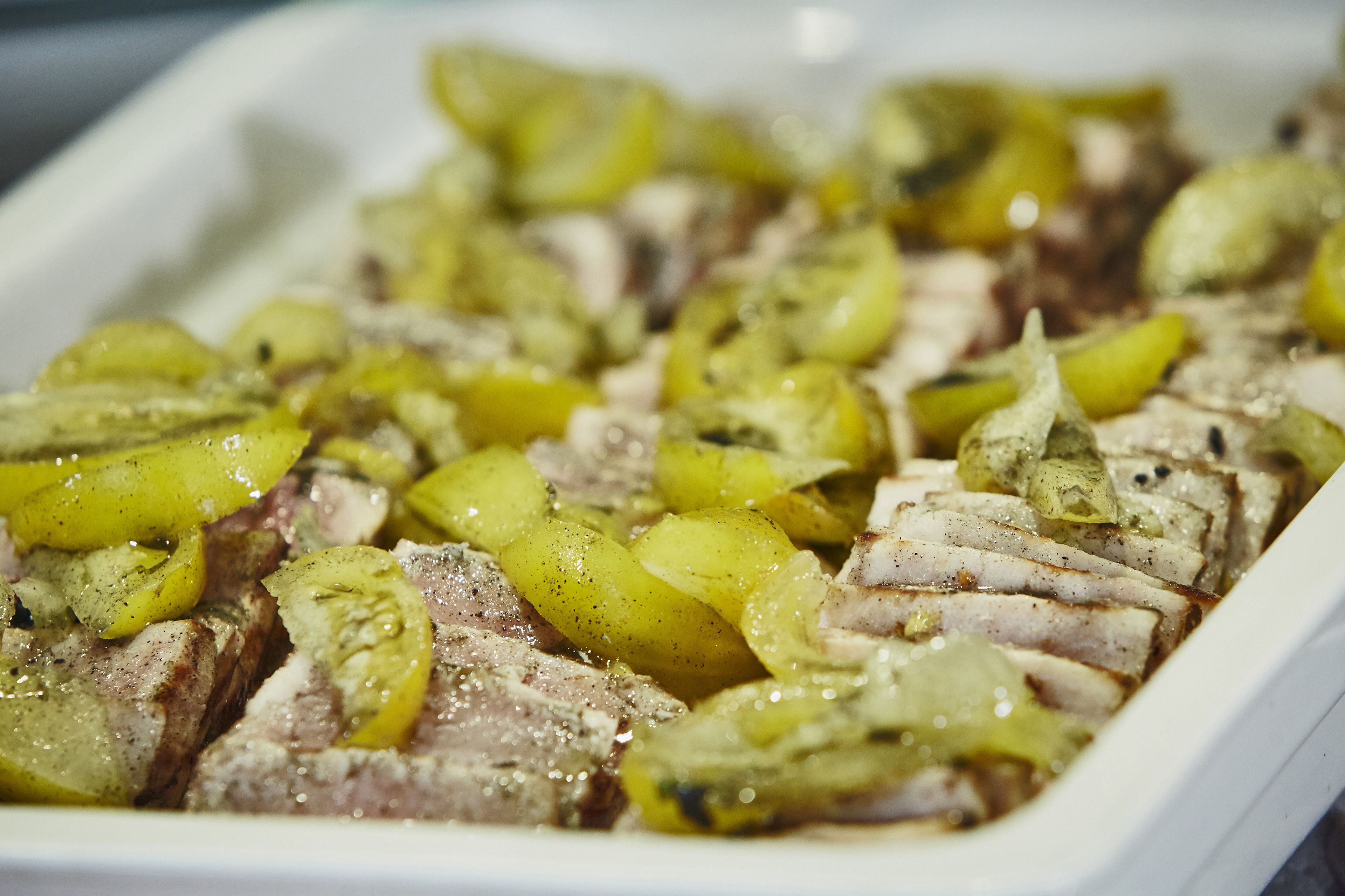 Un plato de carne en rodajas con pepinillos.
