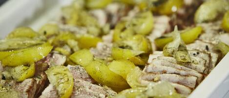 Un plato de carne en rodajas con pepinillos.