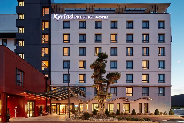 Exterior - Kyriad Prestige Lyon Est - Saint Priest Eurexpo Hotel and Spa (Saint-Priest)