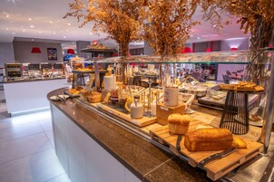 Breakfast, lunch, dinner served; French cuisine, garden views 