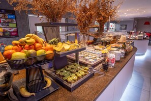 Daily buffet breakfast for a fee - Kyriad Prestige Lyon Est - Saint Priest Eurexpo Hotel and Spa (Saint-Priest)
