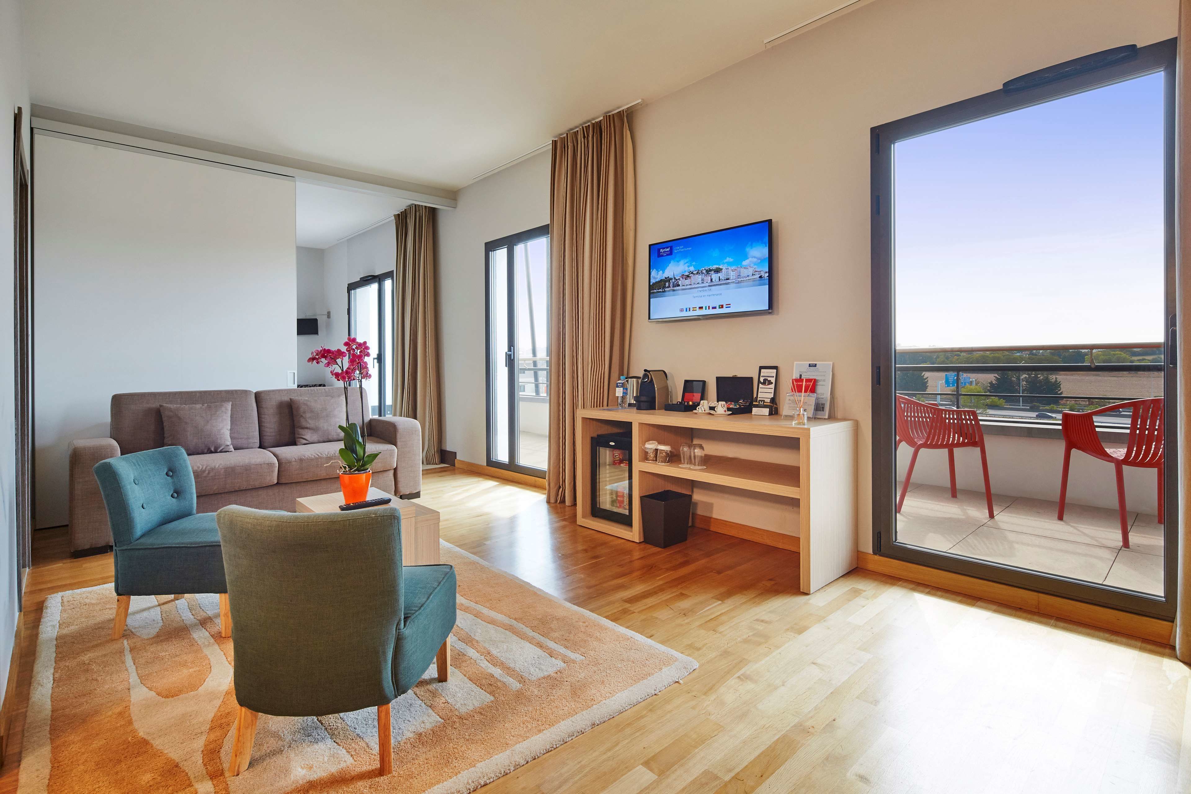 Rom – standard | Senger med overmadrass, safe på rommet, skrivebord og blendingsgardiner