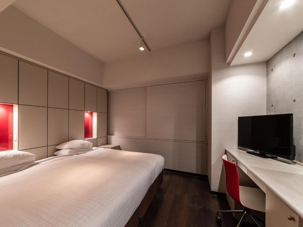 desk, laptop workspace, free wifi