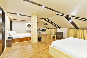 Familiesuite, flere senger | Skrivebord, blendingsgardiner, strykejern/-brett og wi-fi (inkludert)