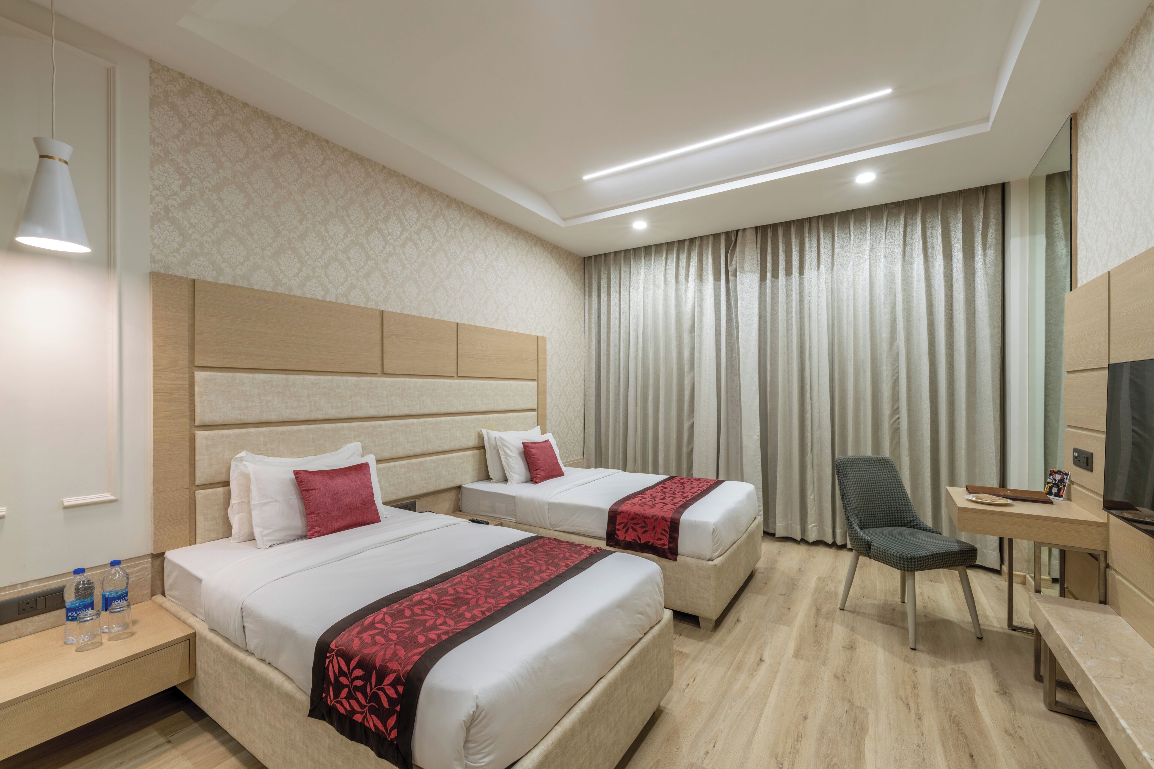 Quarto | Camas com colchões de espuma com sistema de memória, cofres nos quartos