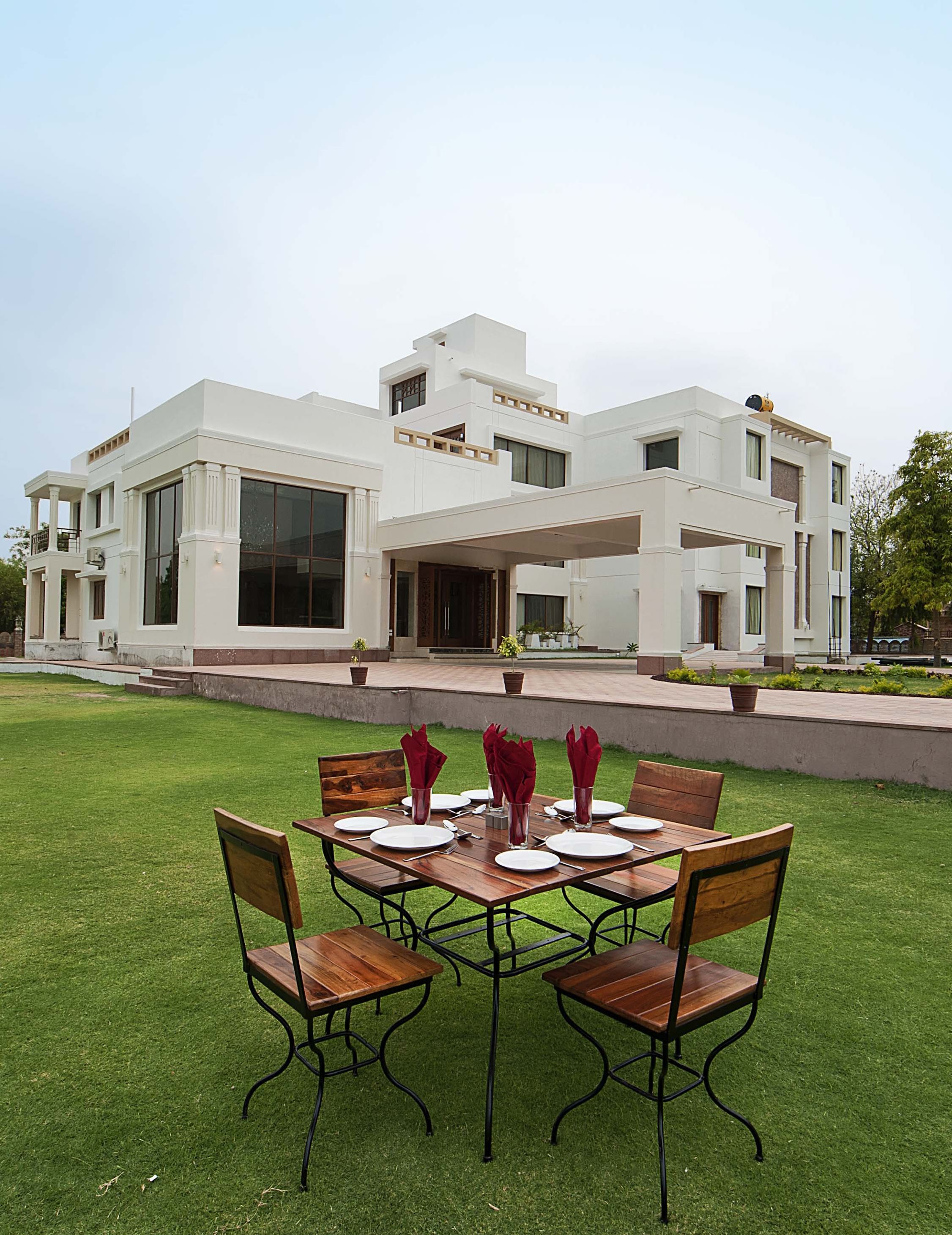 2 間餐廳，供應早餐、午餐和晚餐，印度料理