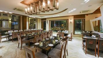 2 Restaurants, Frühstück, Mittagessen, Abendessen, indische Küche