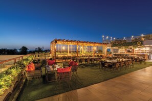 2 restaurantes, com serviço de café da manhã e almoço; culinária indiana