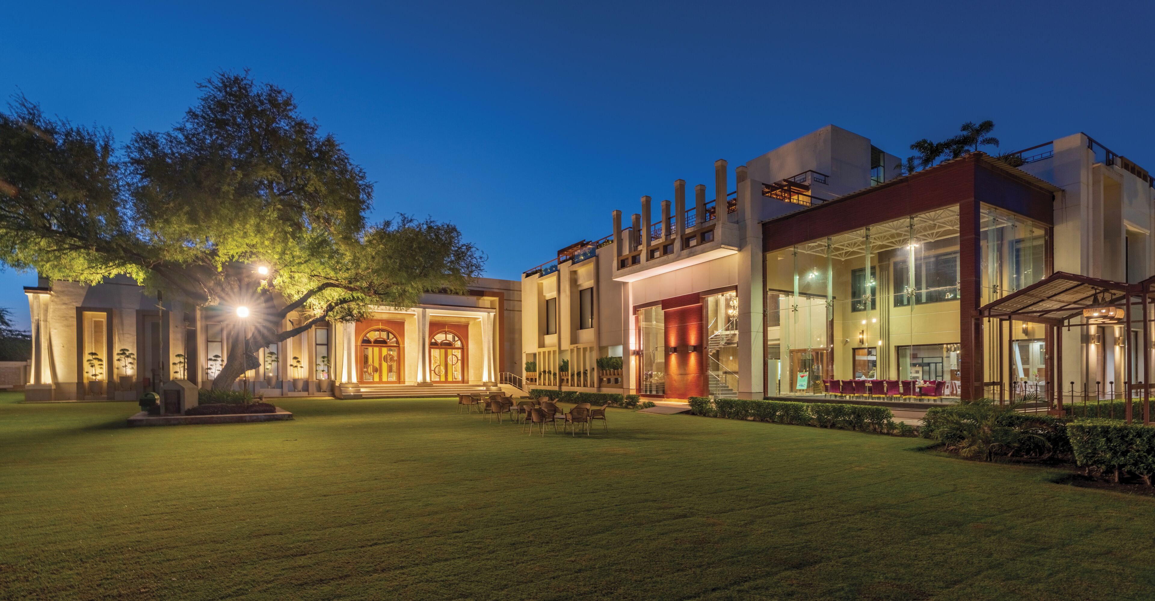 숙박 시설 정면 - 저녁/밤