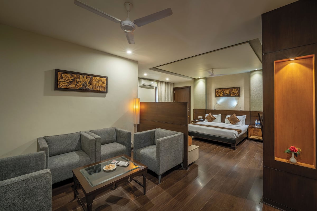 Suite | Memory foam beds, in-room safe, individually decorated