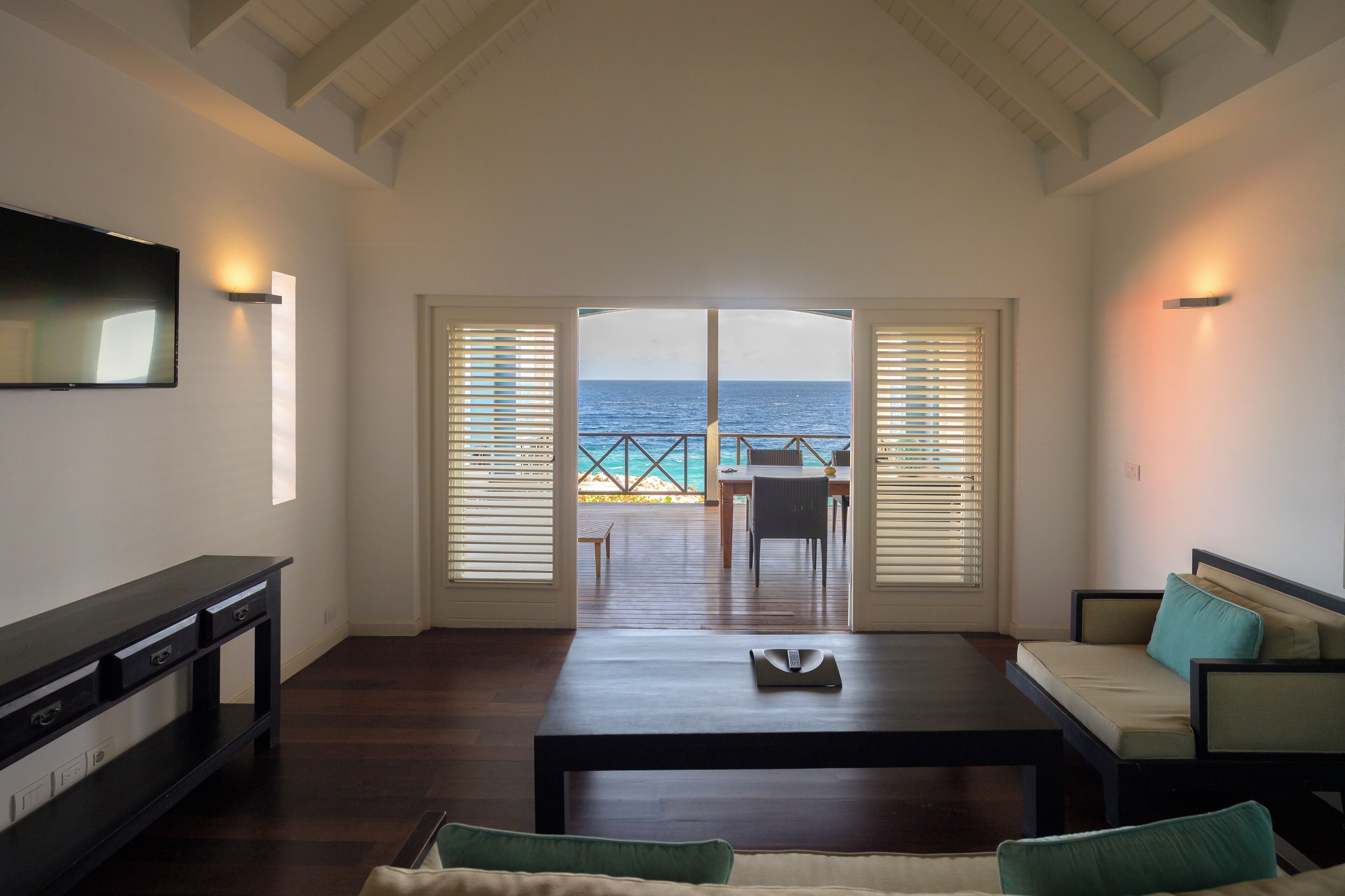 Two Bedroom Apartment Ocean View | Area keluarga | Televisi 50-inci dengan saluran TV kabel